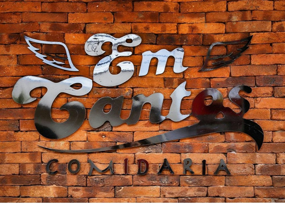Logo restaurante Em Cantos Comidaria