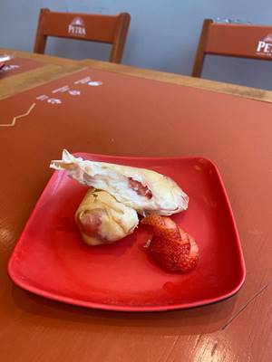 Harumaki chocolate branco com morango 2un